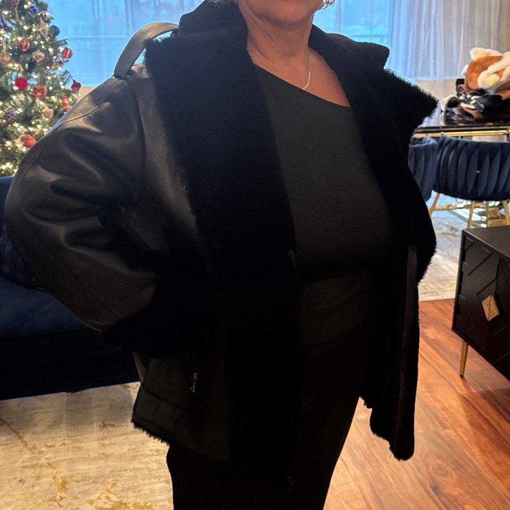 Luxurious Black Shearling Jacket - Picture 4 of 8